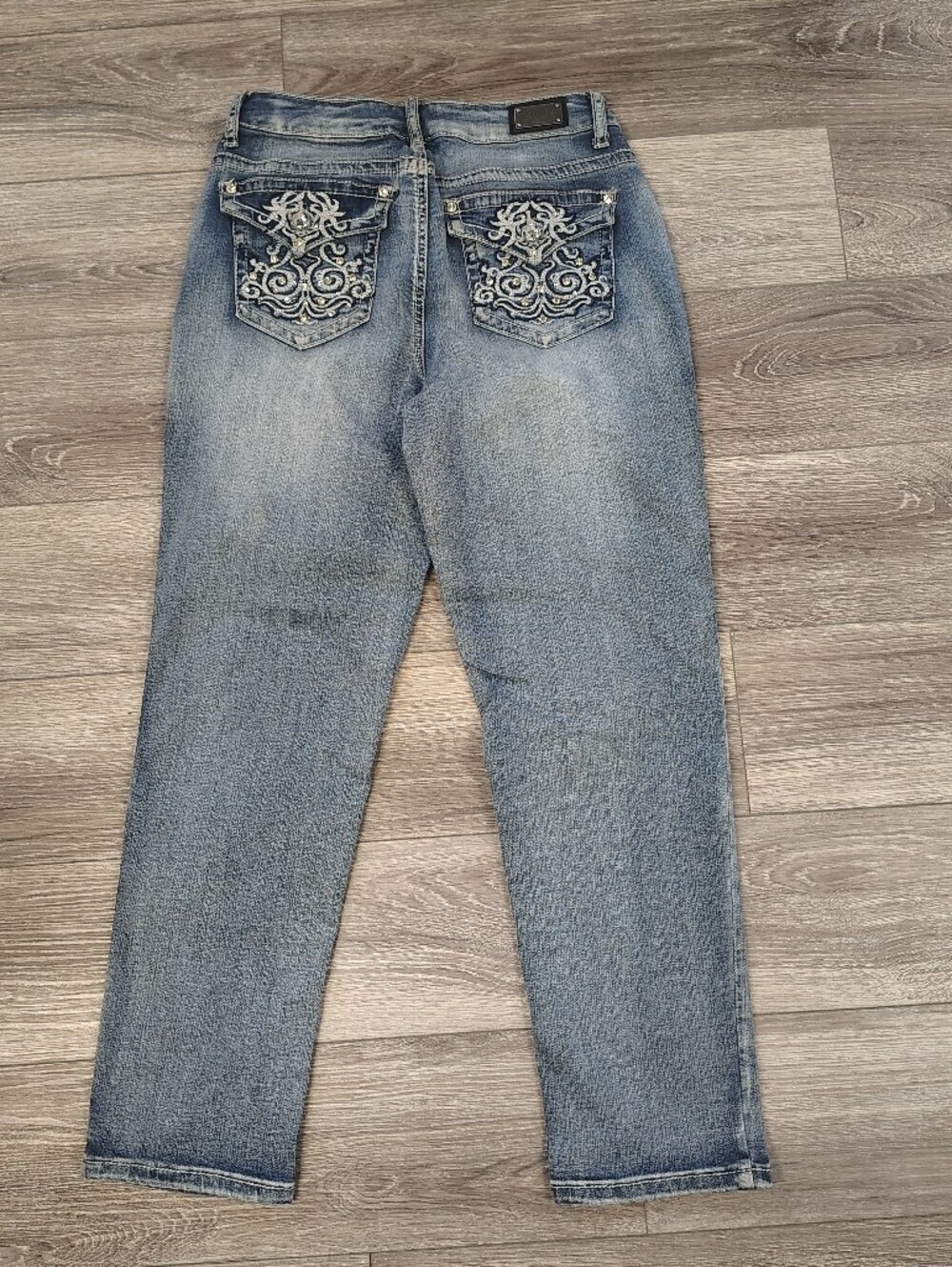 Earl Petal Pusher/Capri Jeans Light Blue Embellished Size 6